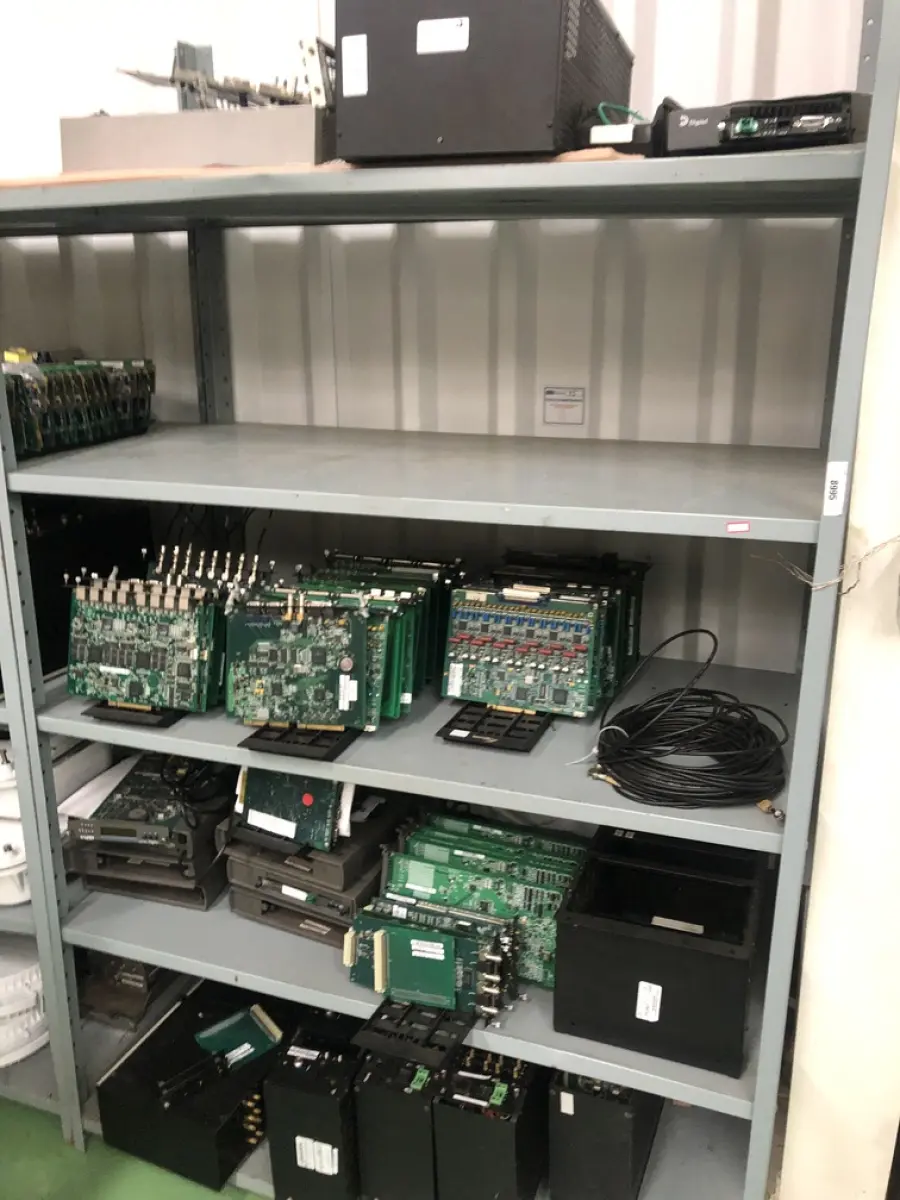 LOTE 348 - Armario 2 portas, prateleira com placas, mesa com bancada, prateleira com antenas, rack de equipamentos de teste, roteadores, carrinhos 