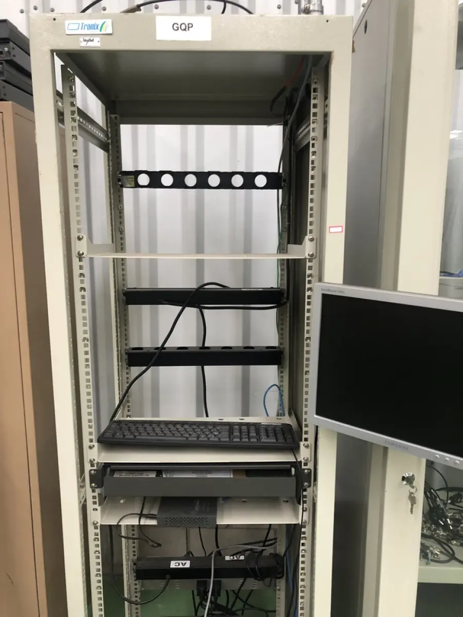 LOTE 339 - Rack com equipamentos de teste 