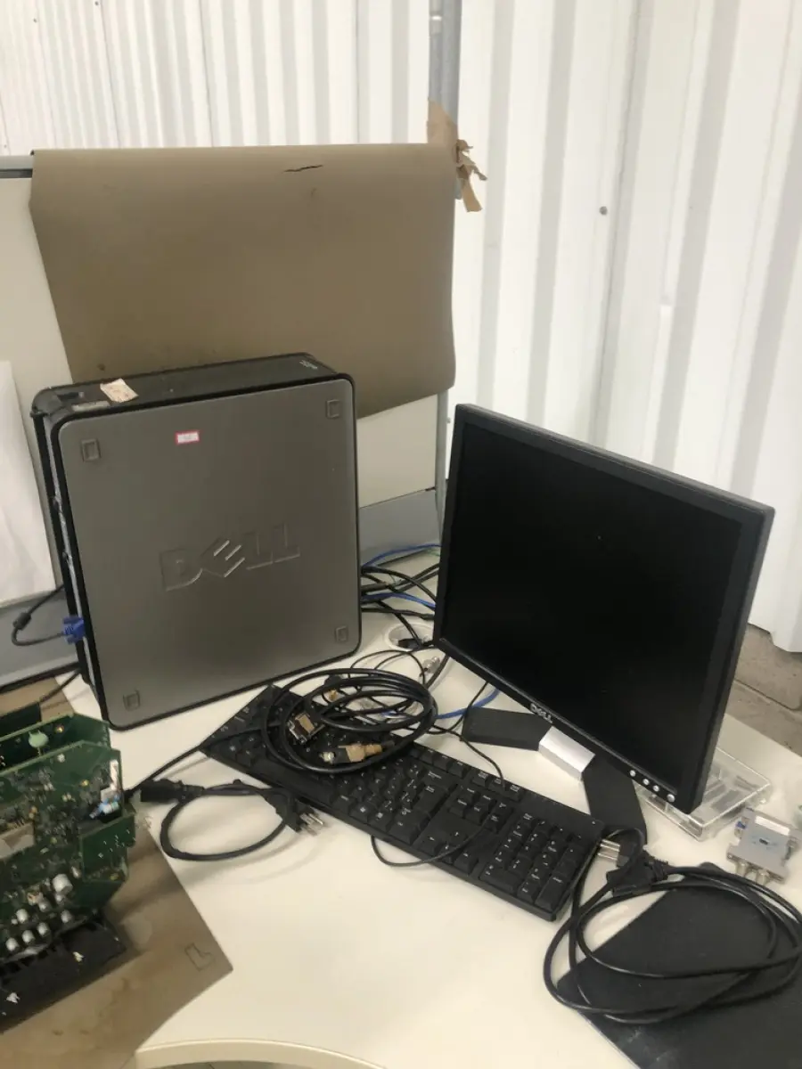 LOTE 305 - Antenas, cpu, modem, equipamento de teste, lupa, monitor teclado, mouse, exaustor