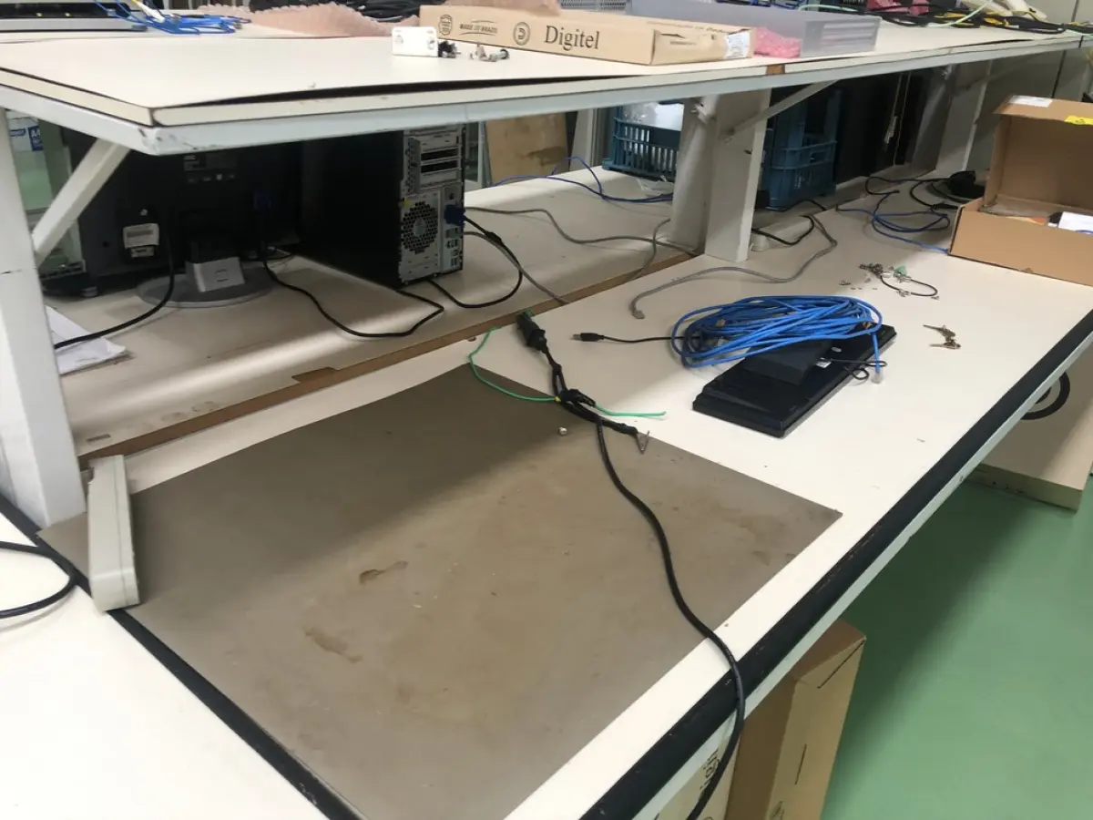 LOTE 328 - Bancada com prateleira 