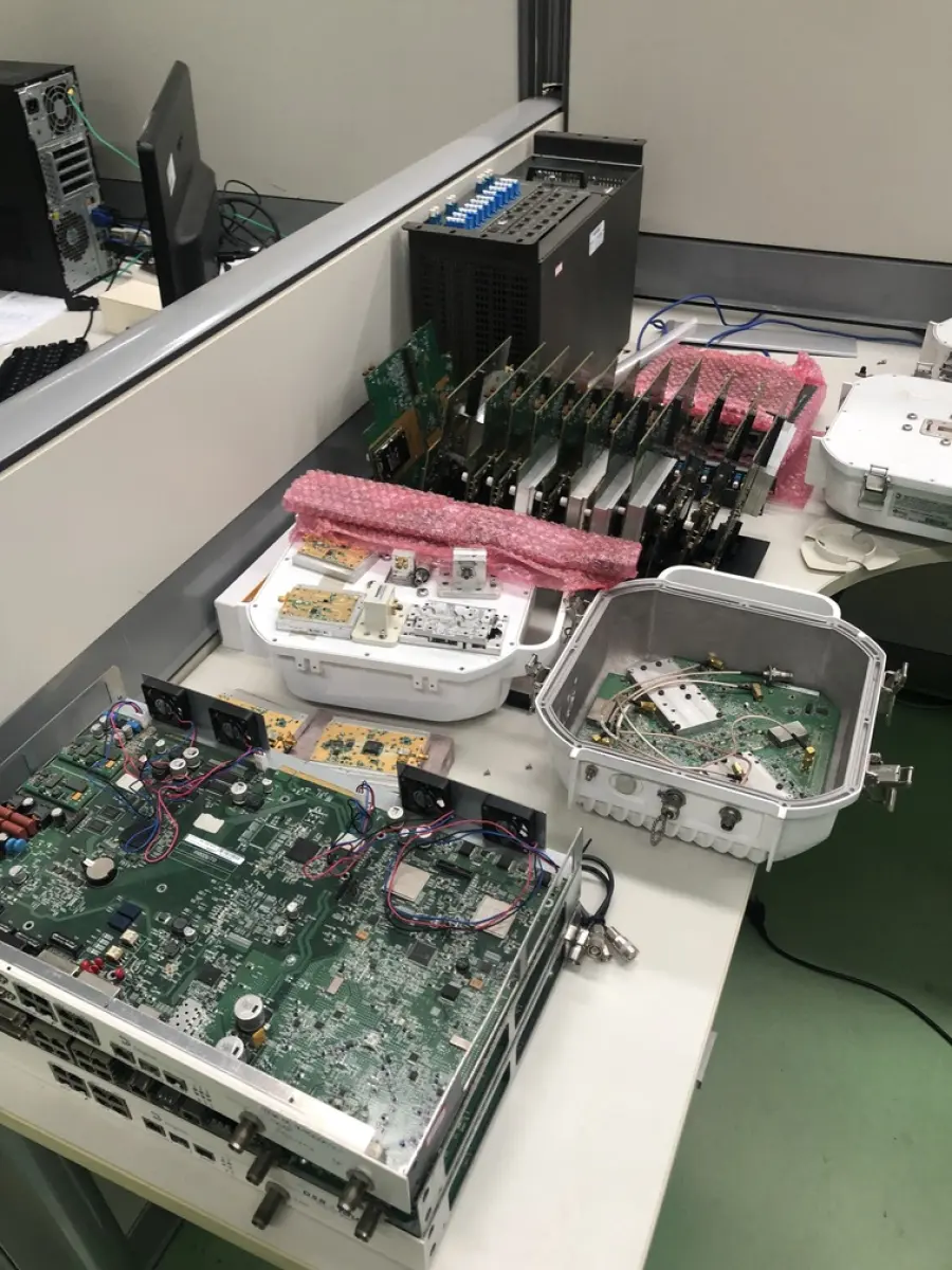 LOTE 312 - 2 monitores, teclado e mouse, roteadores, antena , monitor, cpu, monitor 