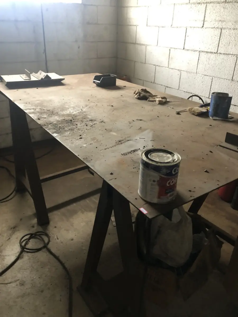 LOTE 536 - Mesa em ferro de cavalete 