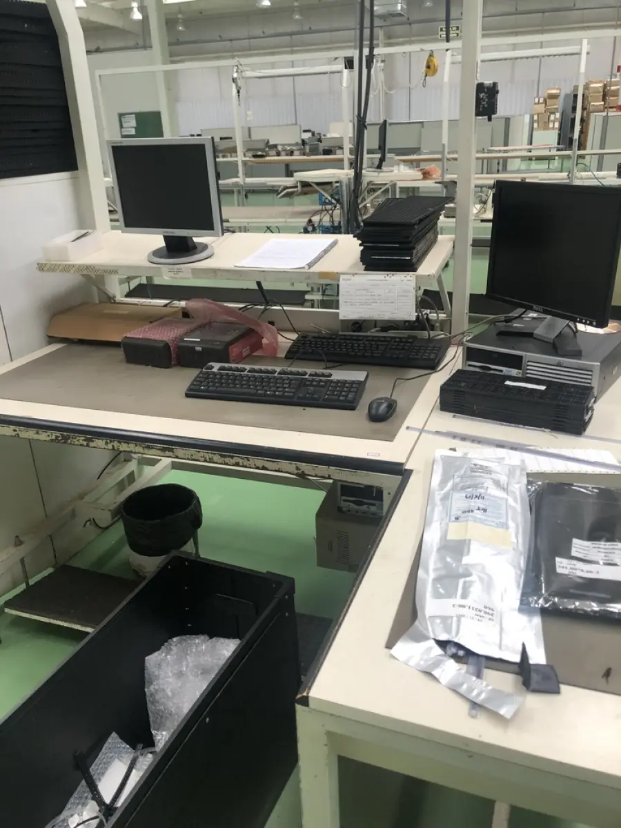 LOTE 468 - Bancada em L com prateleira e computadores 