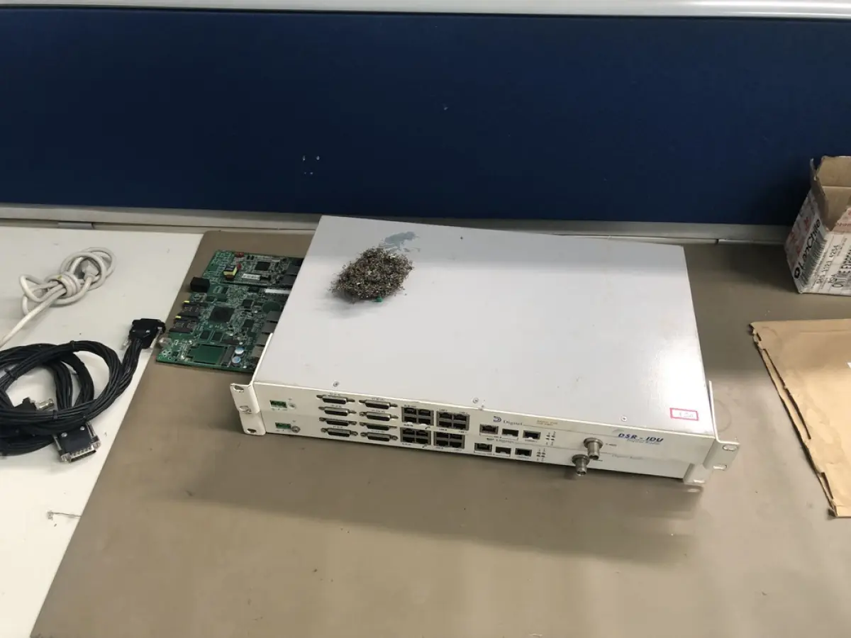 LOTE 120 - Maleta e porta placas, roteadores, partes de antena  