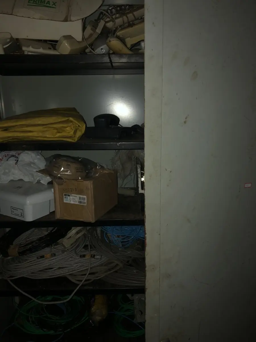 LOTE 541 - Armario de aço 2 portas com peças 