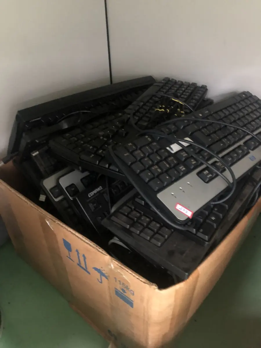 LOTE 278 - 5 cpus, roteador, monitor, lote de fios e carregadores, dvd, aquecedor de folhas, mouses, teclados, fontes  