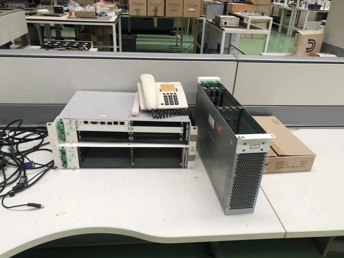 LOTE 319 - Placas de rede, equipamento de teste, telefones, teclados, 