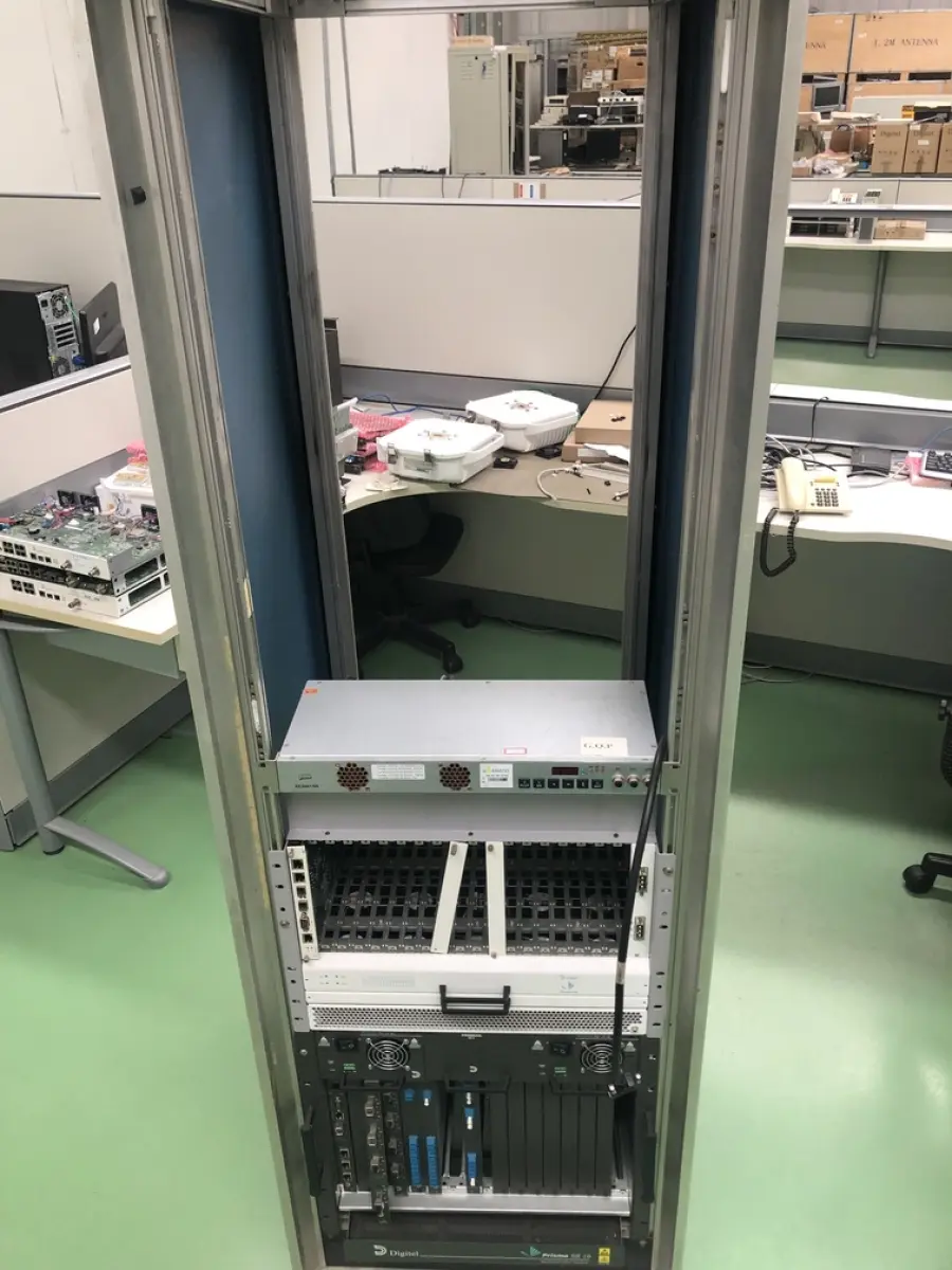 LOTE 311 - Rack com equipamentos de teste 