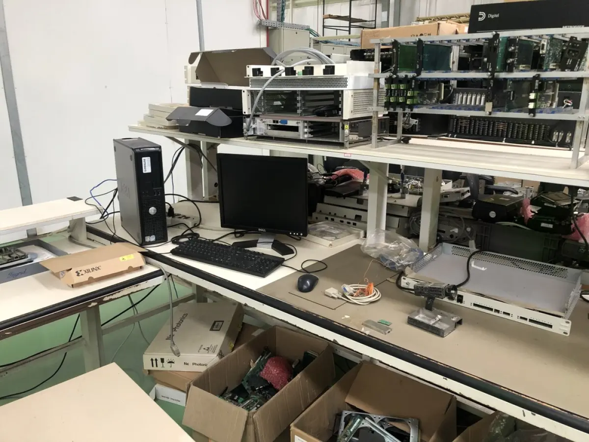 LOTE 368 - Mesa em l com prateleira, cpu, monitor, teclado, placas 