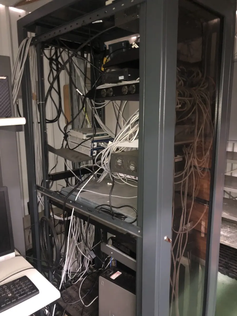 LOTE 358 - Cpus, cadeira com rodas, servidor, rack, prateleira, estabilizador , ar condicionado (não foram localizados a parte condesadora), 2 armarios de metal. Acompanha o fundo de comercio, pois tem a tecnologia armazenada.