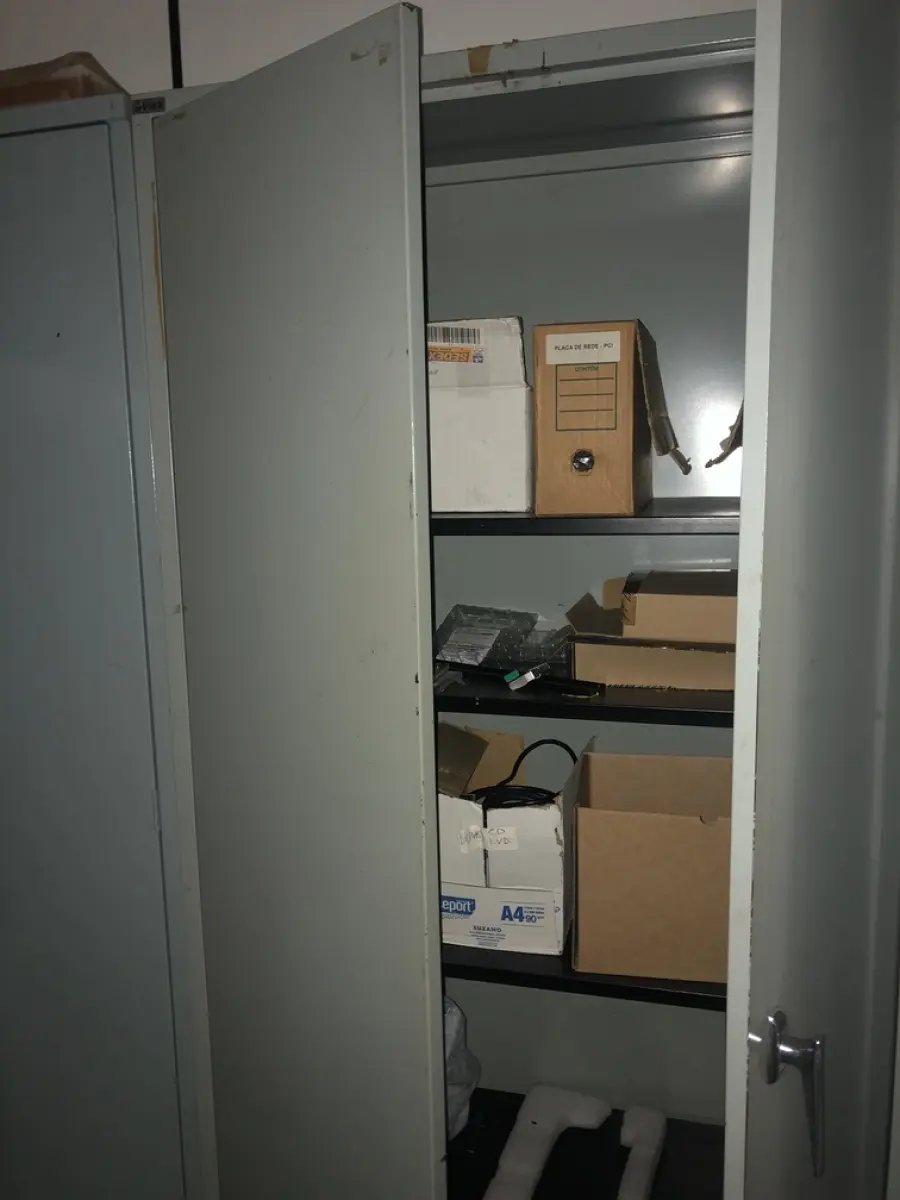 LOTE 358 - Cpus, cadeira com rodas, servidor, rack, prateleira, estabilizador , ar condicionado (não foram localizados a parte condesadora), 2 armarios de metal. Acompanha o fundo de comercio, pois tem a tecnologia armazenada.