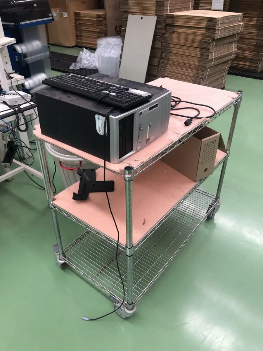 LOTE 459 - Carrinho de metal com rodas, cpu e teclado 