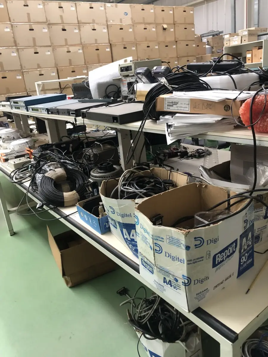 LOTE 340 - Bancada com prateleira e cabos e roteadores 