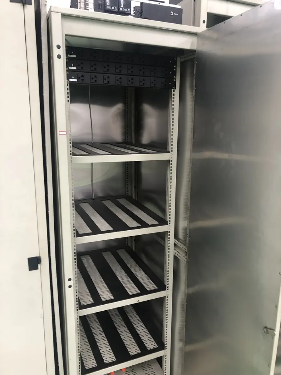 LOTE 395 - Armario porta equipamentos 