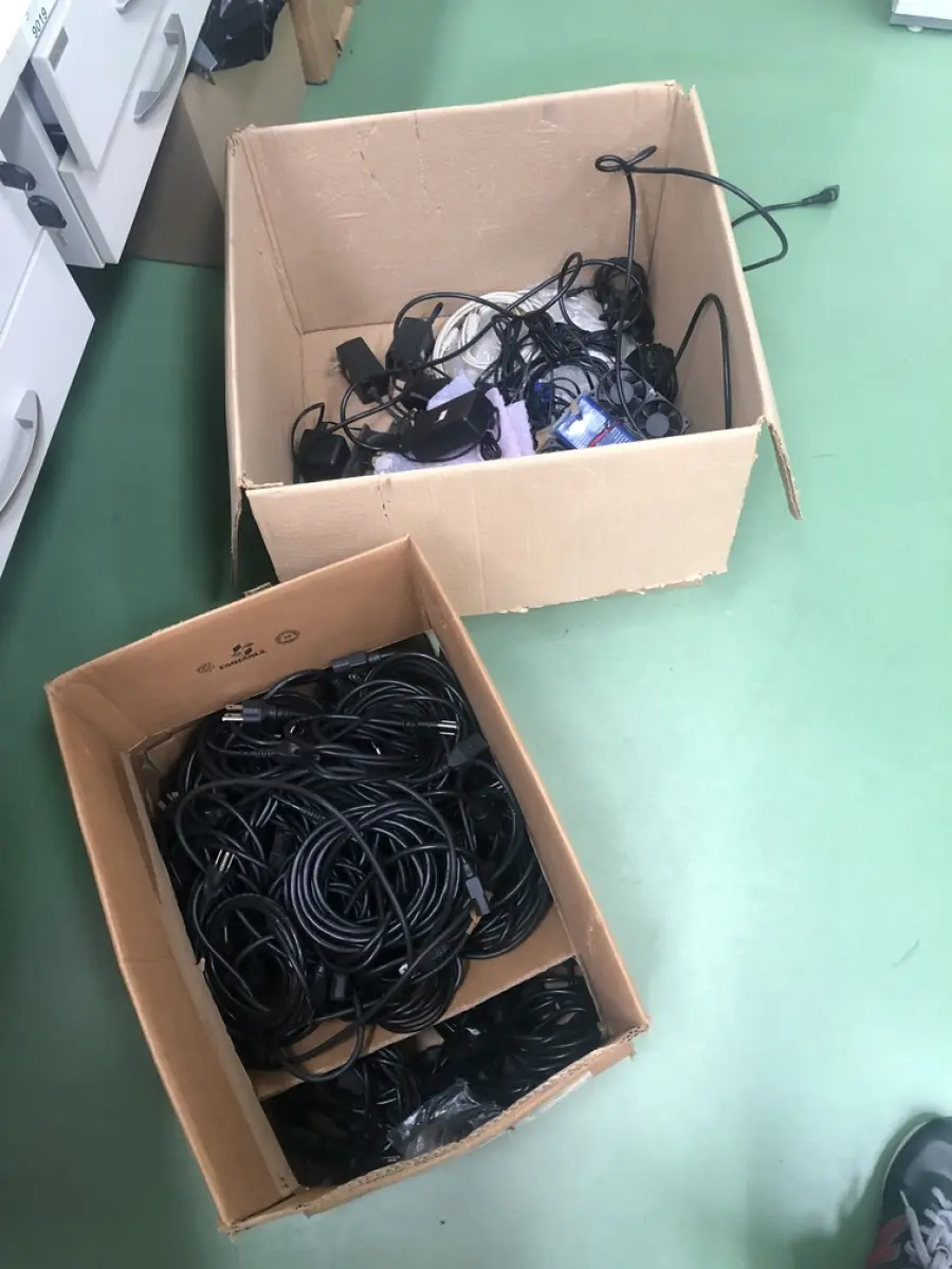 LOTE 278 - 5 cpus, roteador, monitor, lote de fios e carregadores, dvd, aquecedor de folhas, mouses, teclados, fontes  