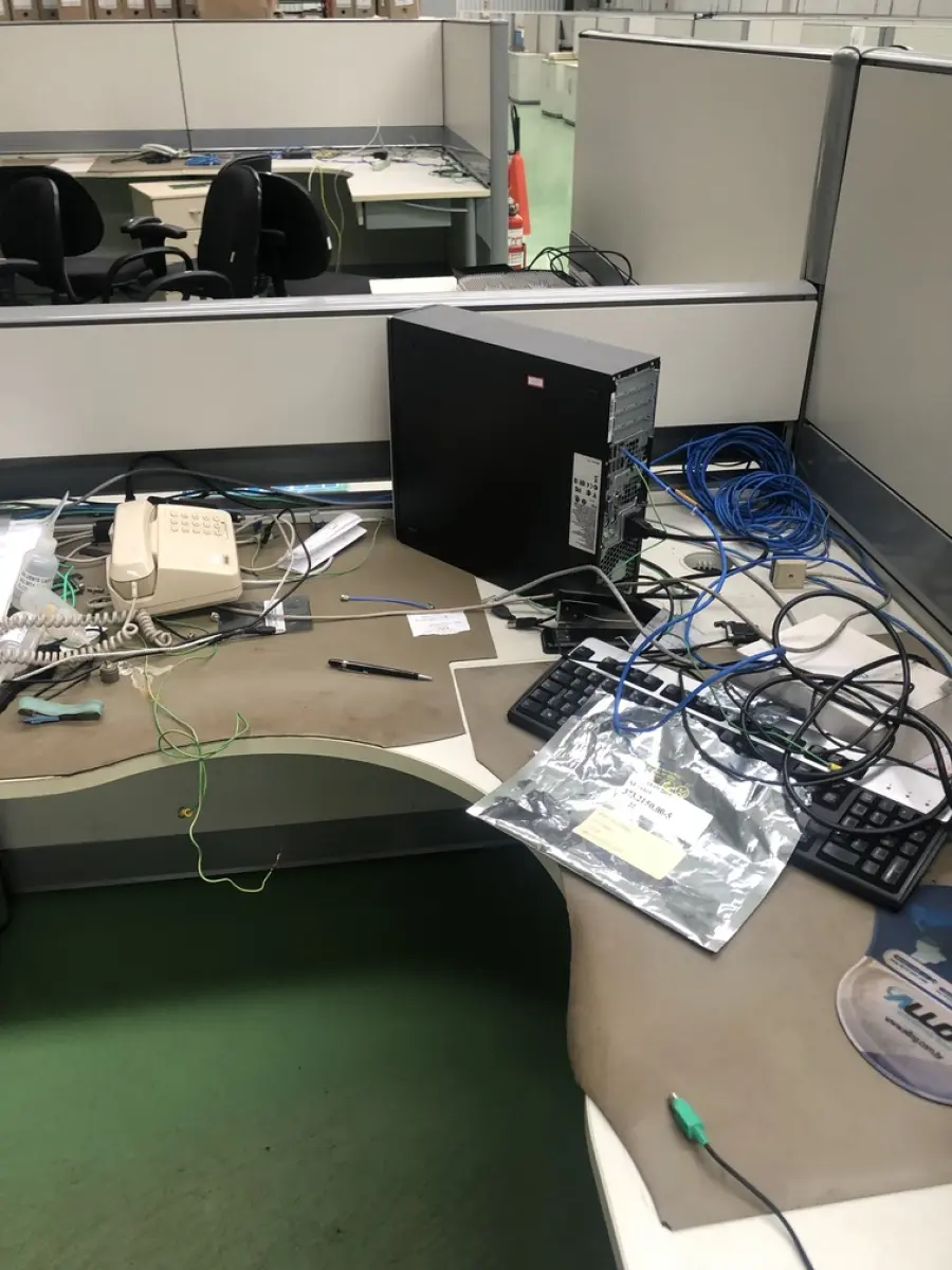 LOTE 305 - Antenas, cpu, modem, equipamento de teste, lupa, monitor teclado, mouse, exaustor