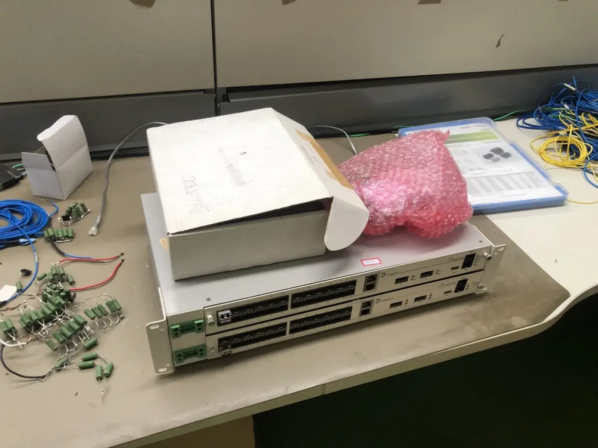 LOTE 372 - Equipamentos de teste, placas, cabos, roteadores 