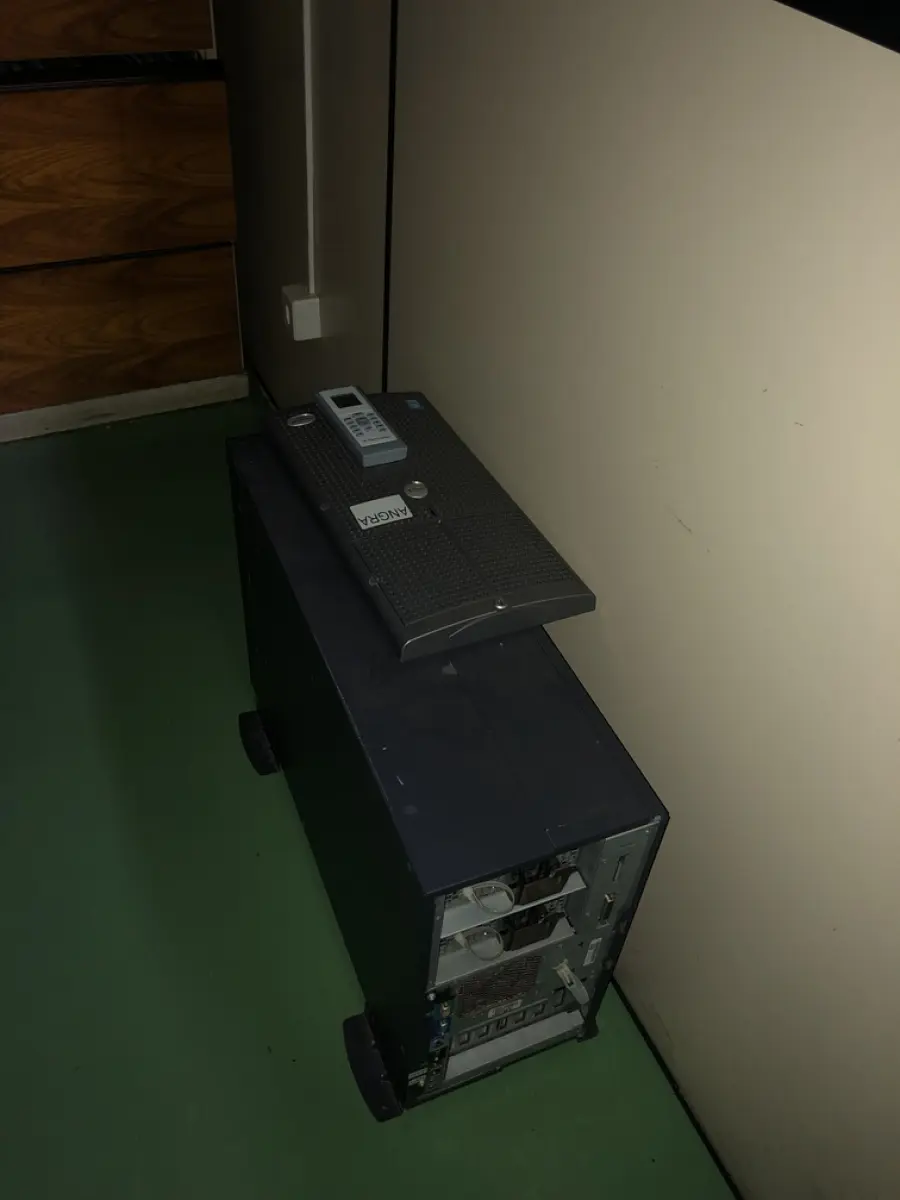 LOTE 358 - Cpus, cadeira com rodas, servidor, rack, prateleira, estabilizador , ar condicionado (não foram localizados a parte condesadora), 2 armarios de metal. Acompanha o fundo de comercio, pois tem a tecnologia armazenada.