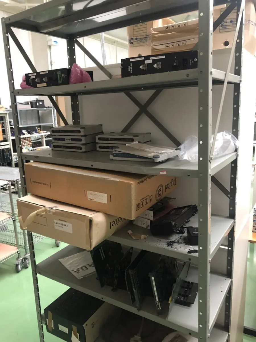 LOTE 355 - Mesa, roteadores, prateleira com equipamentos 