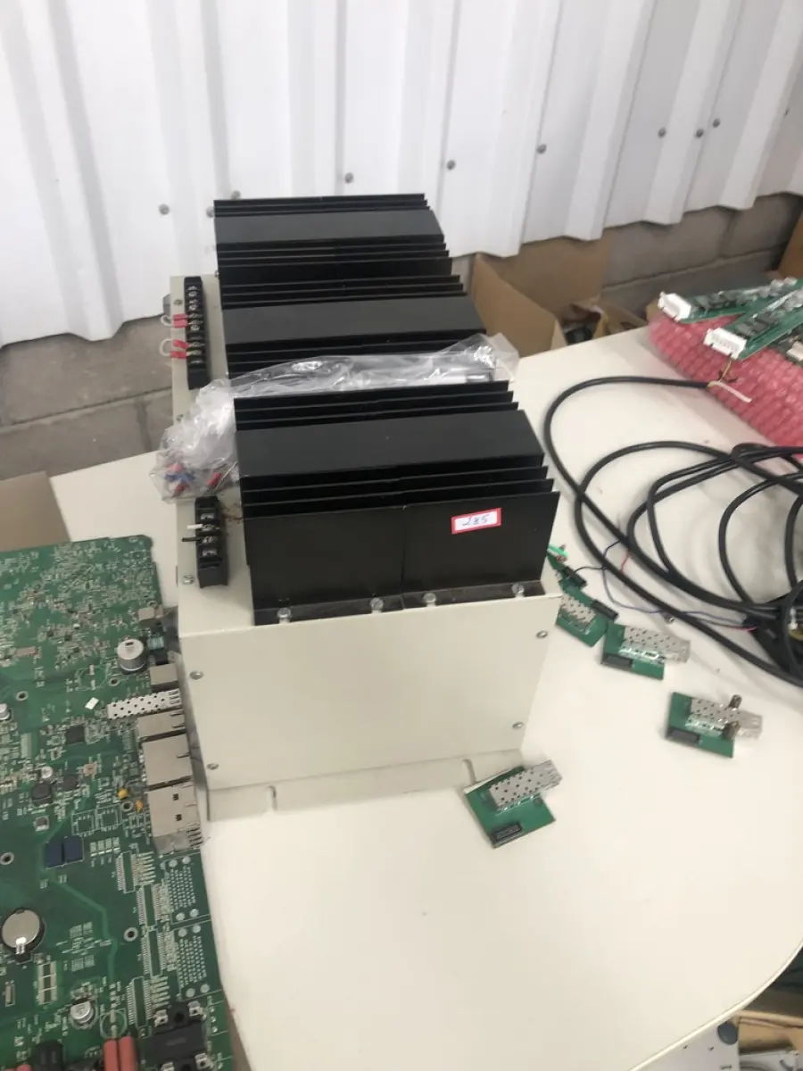 LOTE 285 - Roteador, equipamento de teste Acterna, cpu, fios, aparelhos de solda 