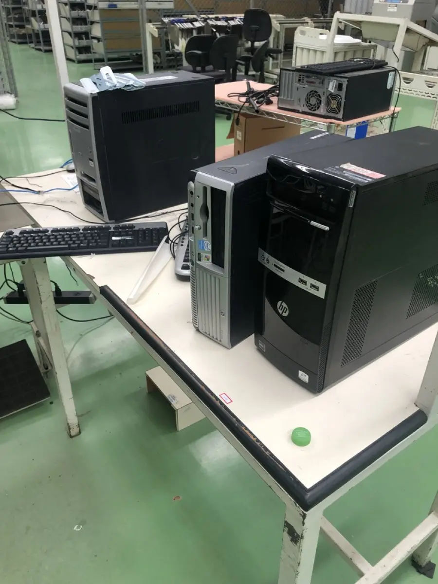 LOTE 458 - Mesa, 3 cpus, 2 teclados 