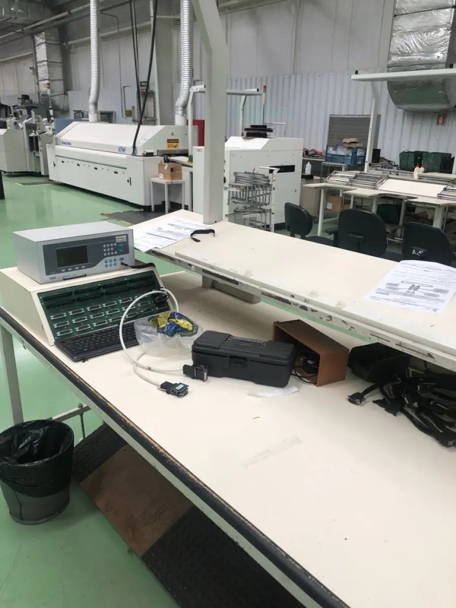 LOTE 471 - Bancada com prateleira e equipamentos de teste 