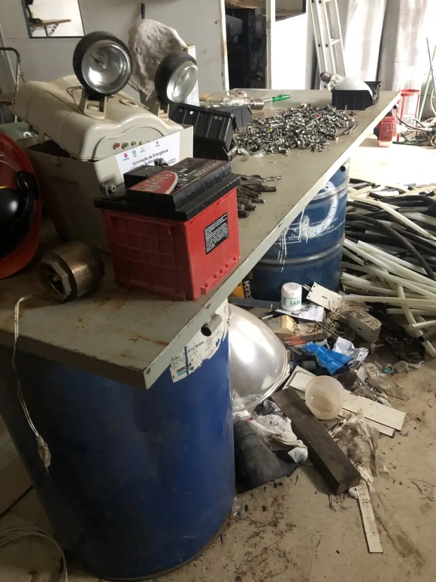 LOTE 523 - Lote com 2 toneis, canos, bateria, refletores 