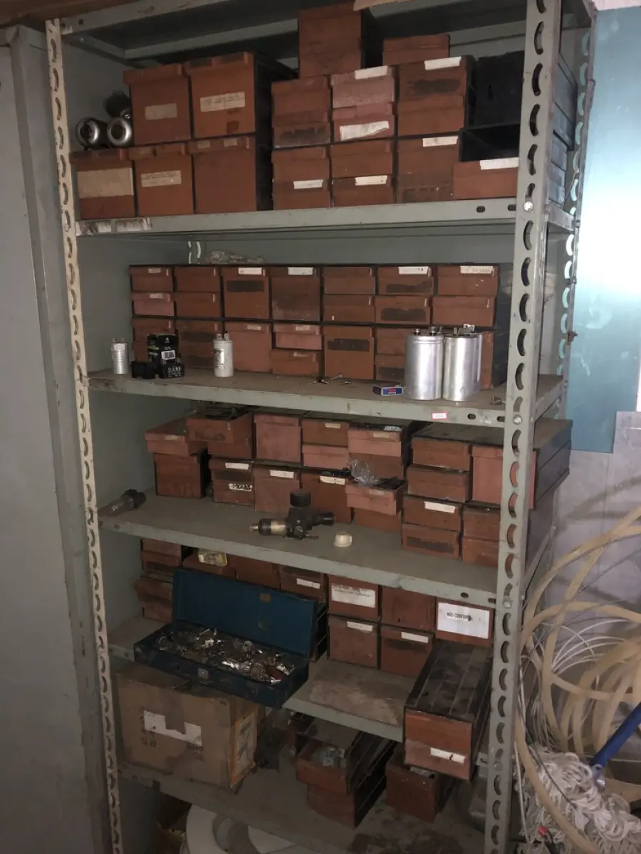 LOTE 540 - Prateleira com peças 