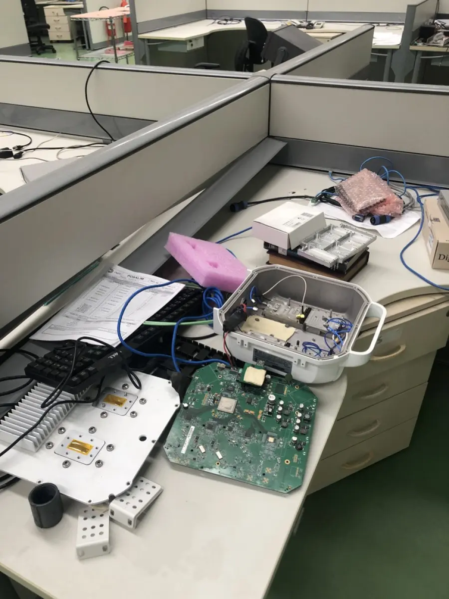 LOTE 312 - 2 monitores, teclado e mouse, roteadores, antena , monitor, cpu, monitor 