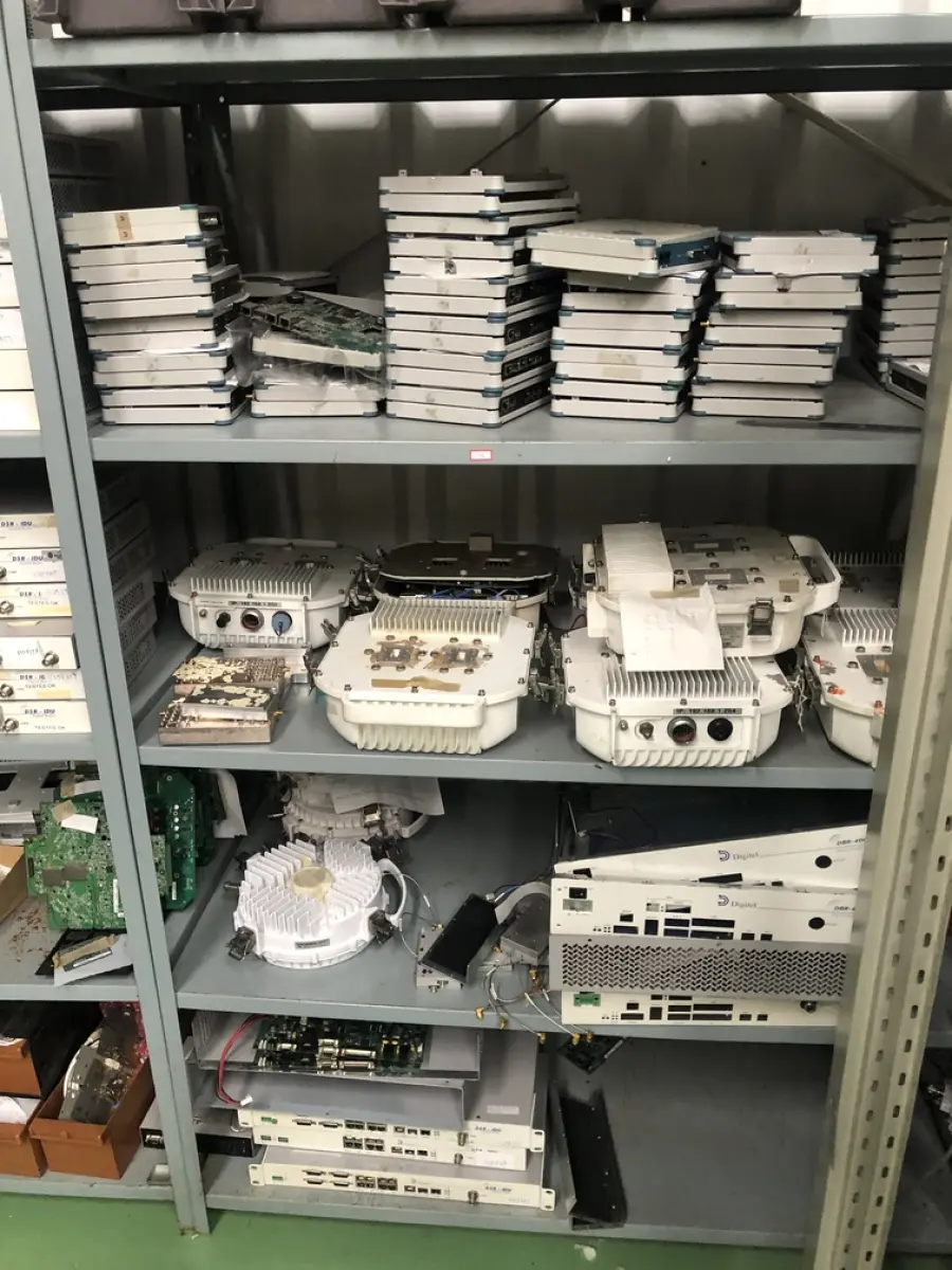 LOTE 348 - Armario 2 portas, prateleira com placas, mesa com bancada, prateleira com antenas, rack de equipamentos de teste, roteadores, carrinhos 