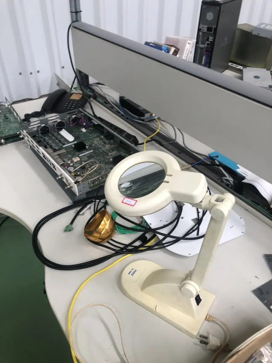 LOTE 305 - Antenas, cpu, modem, equipamento de teste, lupa, monitor teclado, mouse, exaustor