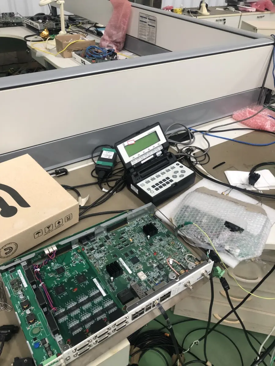 LOTE 305 - Antenas, cpu, modem, equipamento de teste, lupa, monitor teclado, mouse, exaustor