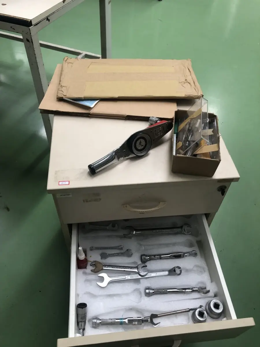 LOTE 418 - Gaveteiro com rodas e ferramentas 