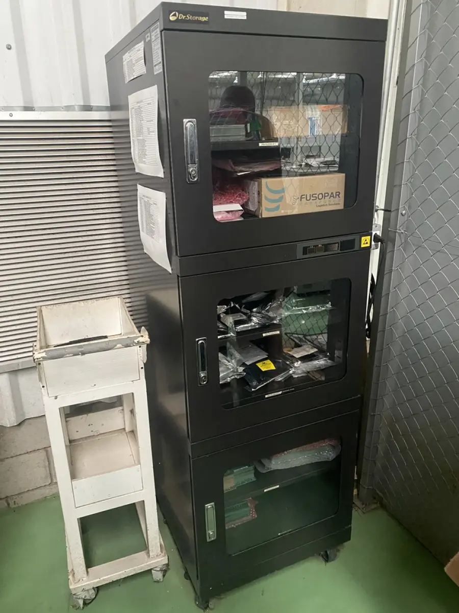 LOTE 569 - uma torre cabine  de desumidificação modelo X2E 600N com RS232 port