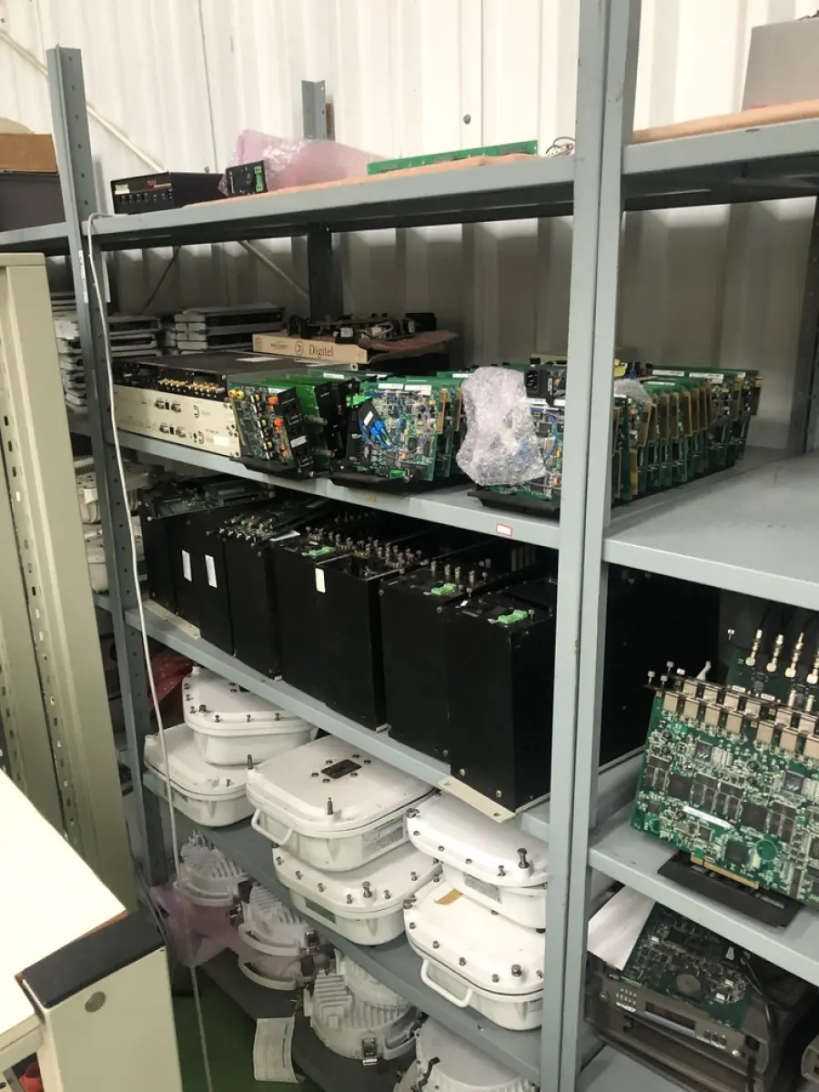 LOTE 348 - Armario 2 portas, prateleira com placas, mesa com bancada, prateleira com antenas, rack de equipamentos de teste, roteadores, carrinhos 