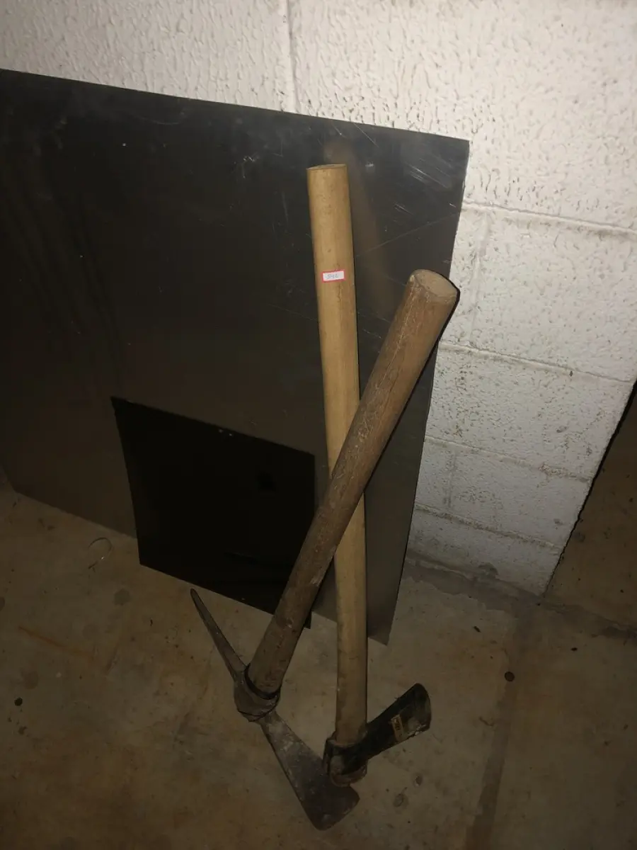 LOTE 542 - Machado e picareta 