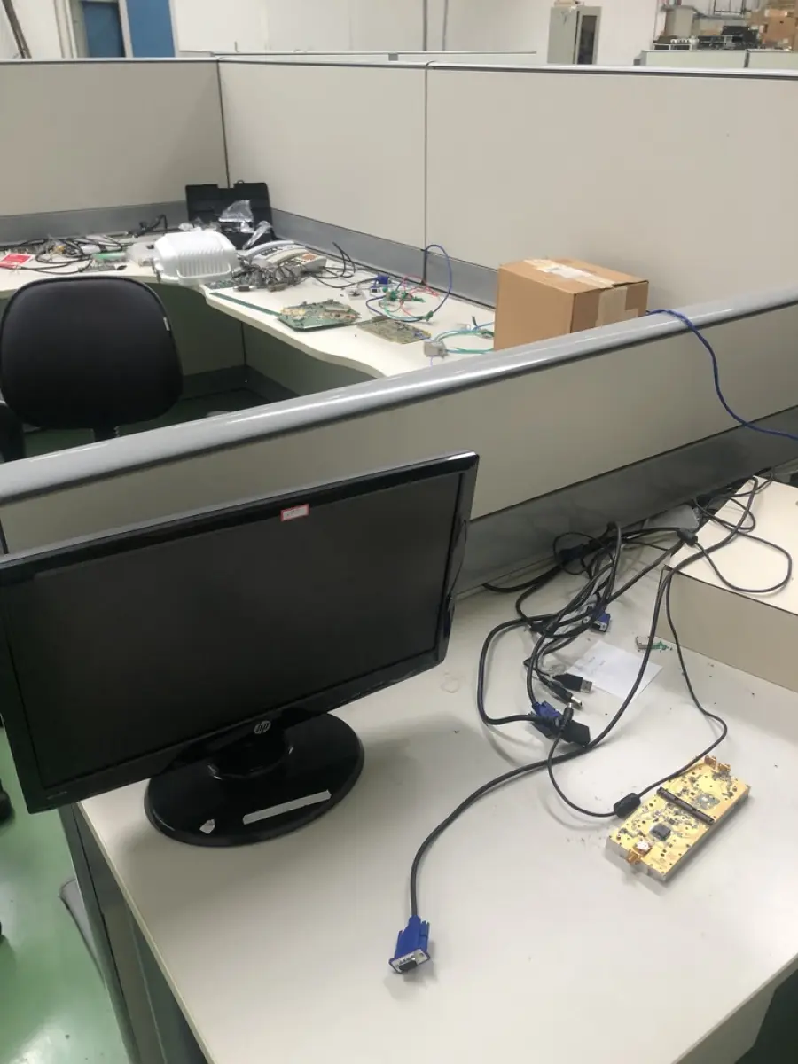 LOTE 305 - Antenas, cpu, modem, equipamento de teste, lupa, monitor teclado, mouse, exaustor