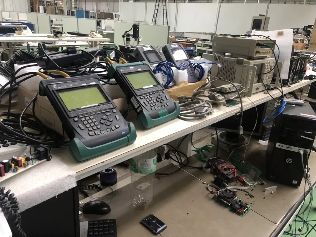 LOTE 342 - Bancada com prateleira, monitor, teclado e equipamentos de teste 