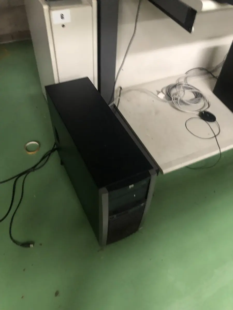 LOTE 358 - Cpus, cadeira com rodas, servidor, rack, prateleira, estabilizador , ar condicionado (não foram localizados a parte condesadora), 2 armarios de metal. Acompanha o fundo de comercio, pois tem a tecnologia armazenada.