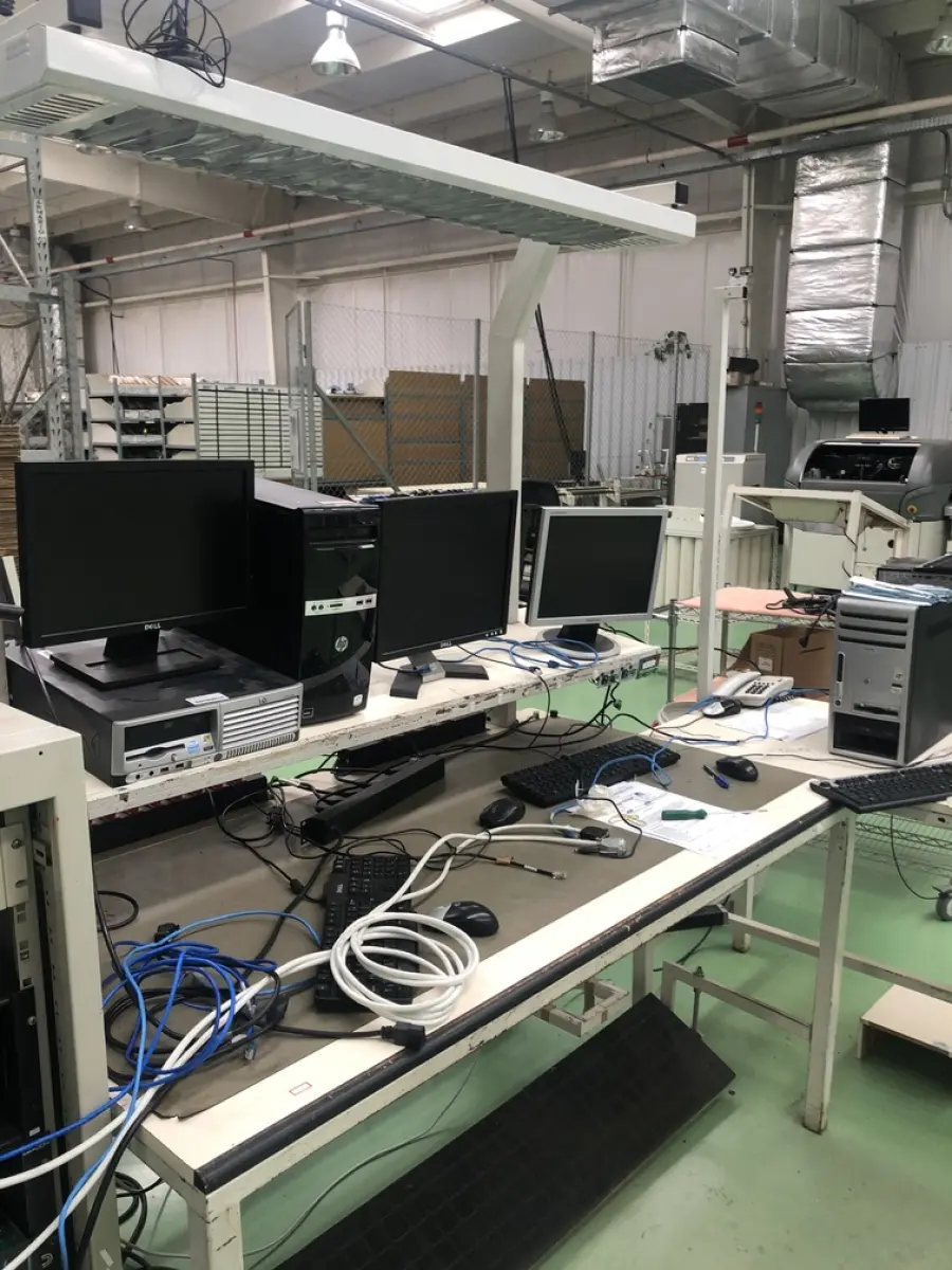 LOTE 457 - Bancada com prateleira e iluminação, cpus, monitores 