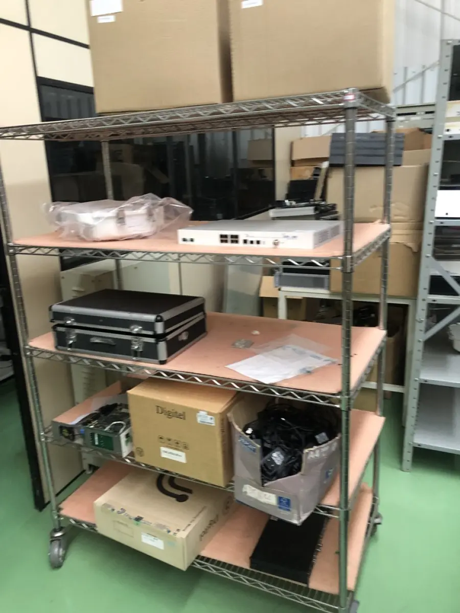 LOTE 356 - Prateleira de metal com rodas, equipamentos 