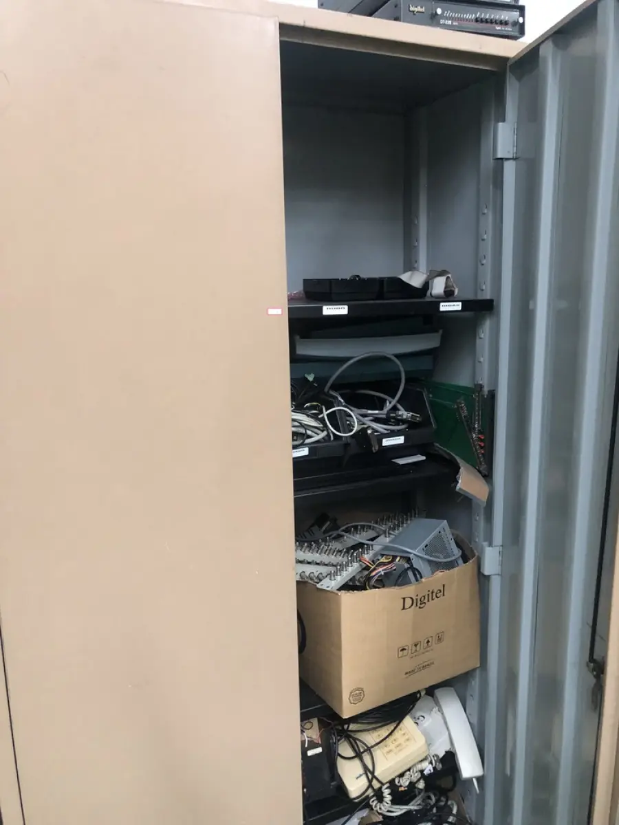 LOTE 348 - Armario 2 portas, prateleira com placas, mesa com bancada, prateleira com antenas, rack de equipamentos de teste, roteadores, carrinhos 