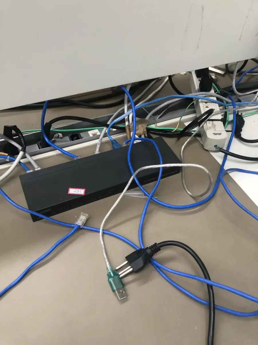 LOTE 285 - Roteador, equipamento de teste Acterna, cpu, fios, aparelhos de solda 