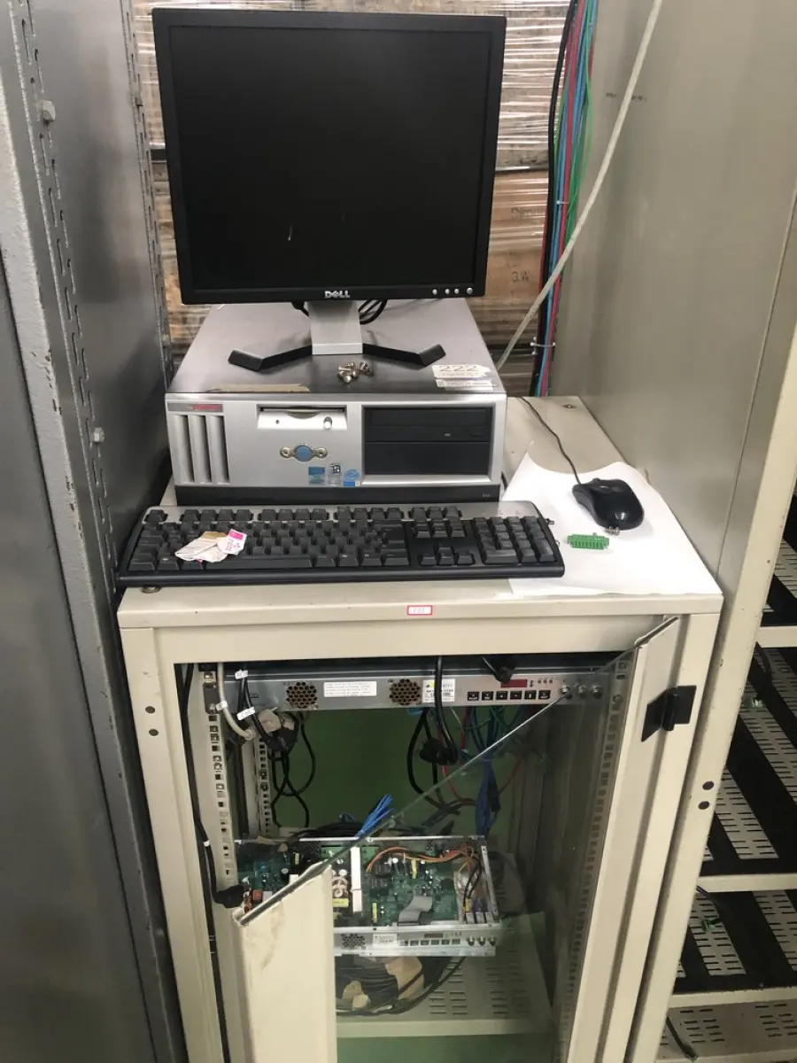 LOTE 382 - Cpu, monitor, teclado, mouse e armario com equipamentos 