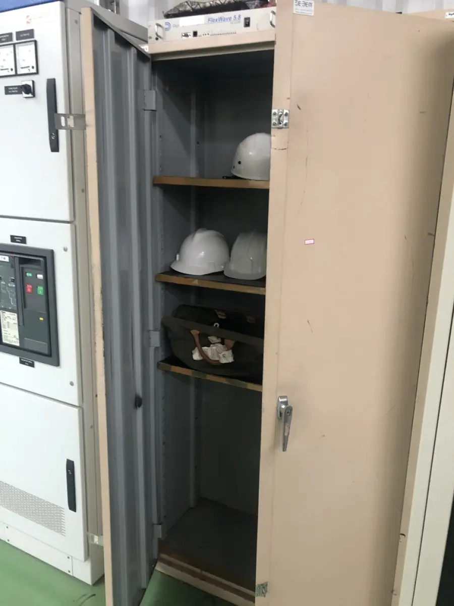 LOTE 378 - Armario de metal com Epis 