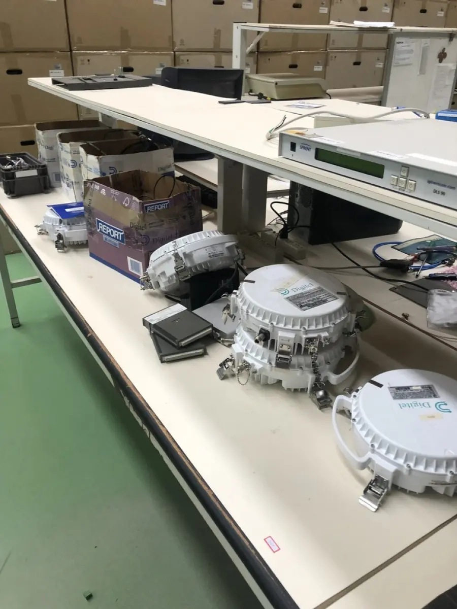 LOTE 341 - Bancada com prateleira e antenas 