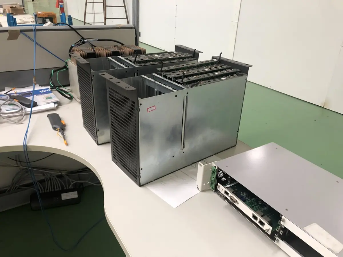 LOTE 372 - Equipamentos de teste, placas, cabos, roteadores 