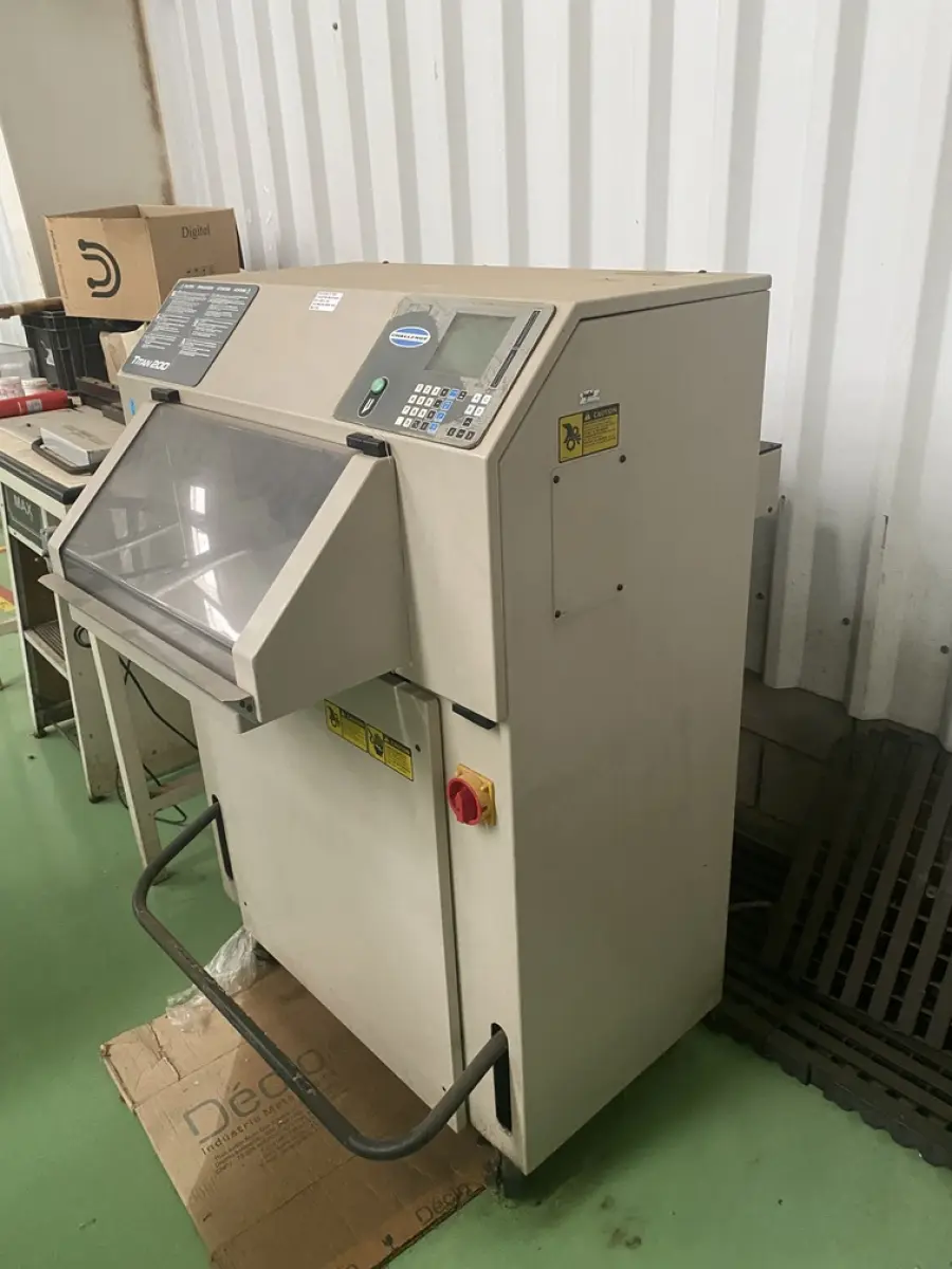 LOTE 581 - maquina guilhotina Titan