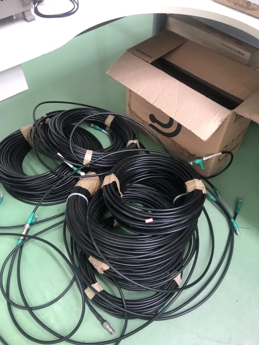 LOTE 295 - Roteadores, antenas, equipamento de teste, cabos 