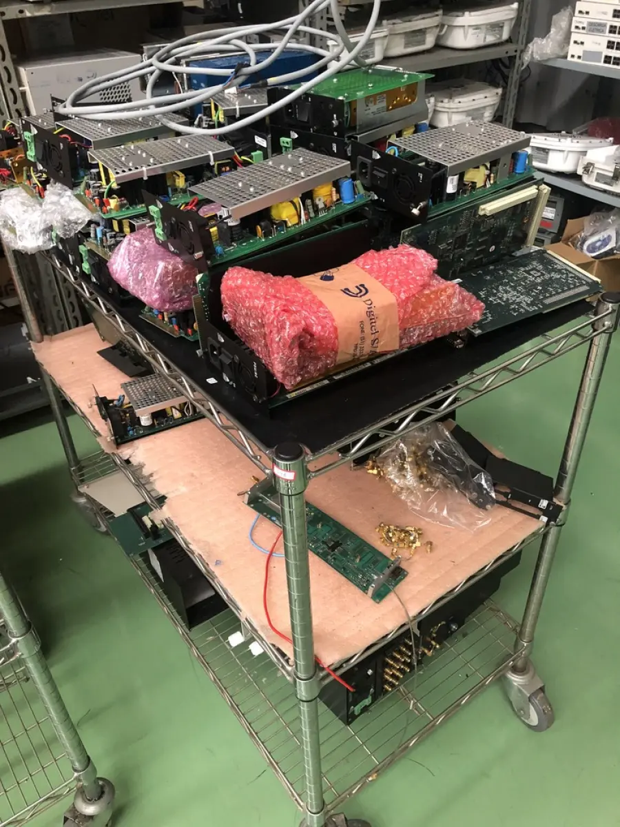 LOTE 348 - Armario 2 portas, prateleira com placas, mesa com bancada, prateleira com antenas, rack de equipamentos de teste, roteadores, carrinhos 